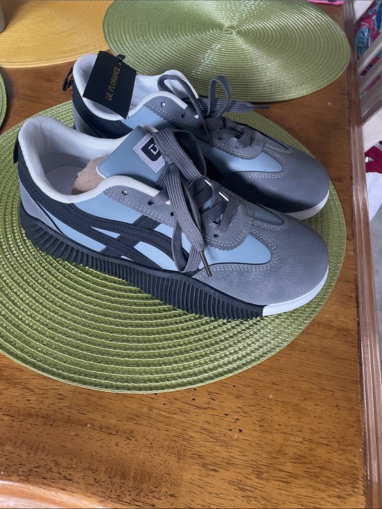 De Florance Shoes - Gray Women's Athletic Sneakers with Black Accents - Unbranded